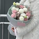 Букет Зимний Зефир из эустомы, скимии, хризантемы, диантуса и зимнего декора