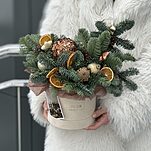 Композиция Брызги Шампанского из нобилиса и зимнего декора