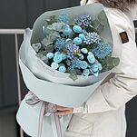 Букет Узоры Снежинок из хризантем, оксипеталума, скиммии и эвкалипта