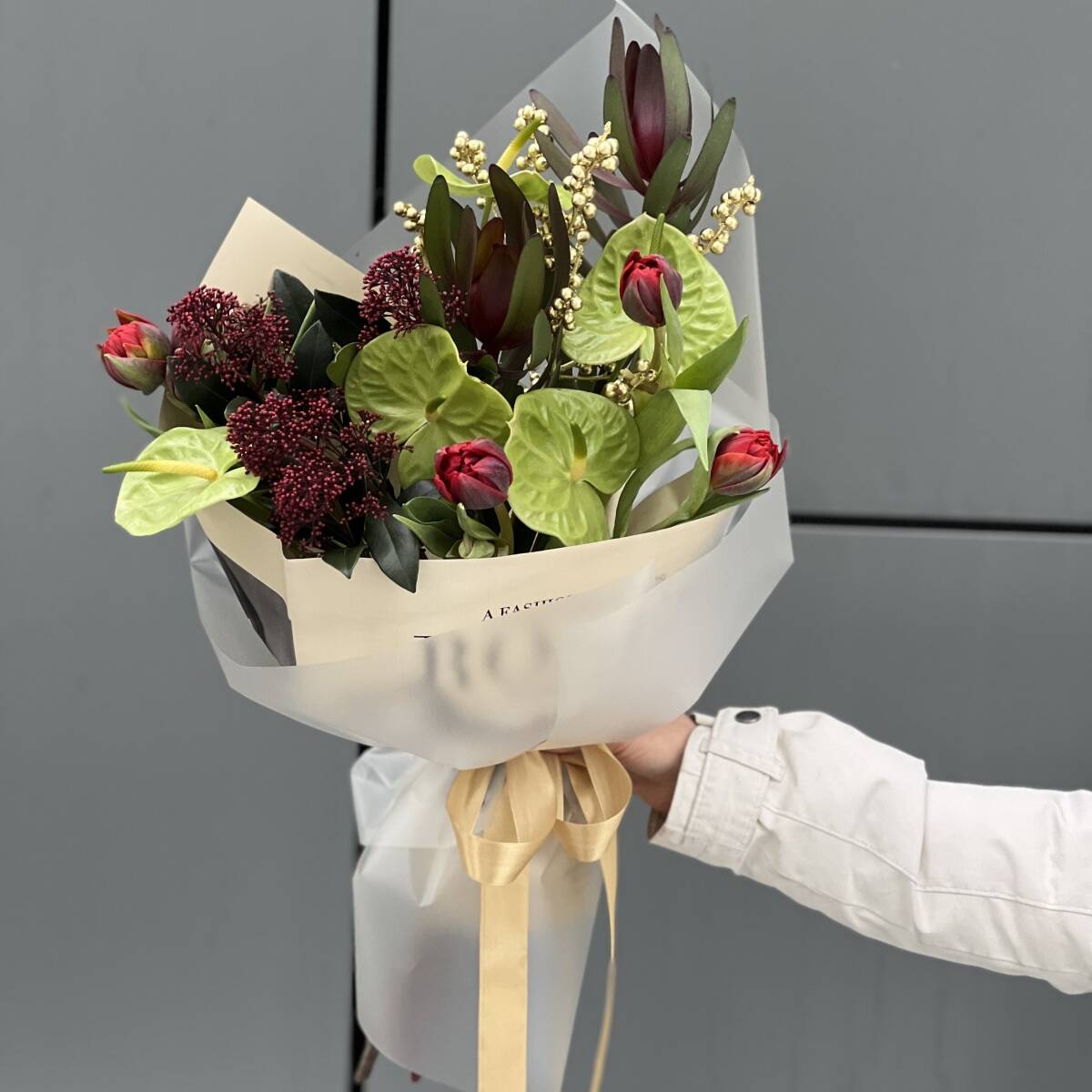 Букет Красный лайм из антуриума, тюльпанов, илекса, скимии и леукодендрона