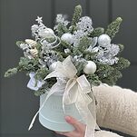 Композиция Снежная лавина из нобилиса, скимии и зимнего декора