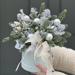 Композиция Снежная лавина из нобилиса, скимии и зимнего декора