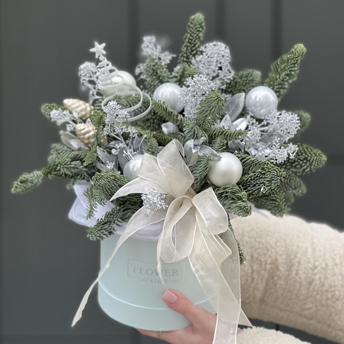 Композиция Снежная лавина из нобилиса, скимии и зимнего декора