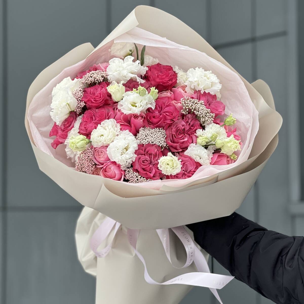 Букет Малиновый ангел из роз сорта кантри блюз, эустомы, озотамнуса и кустовых роз