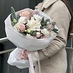 Букет Хрустальная мелодия из нобилиса, роз, скимии, эустомы и зимнего декора