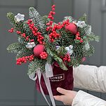 Композиция Рождественский огонек из нобилиса, илекса и декора