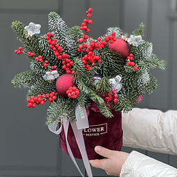 Композиция Рождественский огонек из нобилиса, илекса и декора