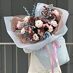 Букет Горький шоколад из илекса, эустомы, сортовых гвоздик, хризантемы Вип и скимии