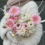 Композиция Ева из гербер, розы Охара, эустомы, кустовой розы и скиммии