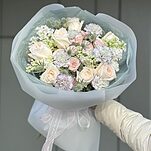 Букет Монами из роз сорта Охара, сирени, эрингиума, кустовых роз и сортовых гвоздик