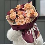 Букет Винный поцелуй из розы сорта Капучино, кустовой розы и скимии