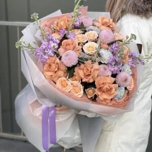 Букет Елисейские Поля из роз Капучино, хризантем момоко, маттиолы и сортовых гвоздик