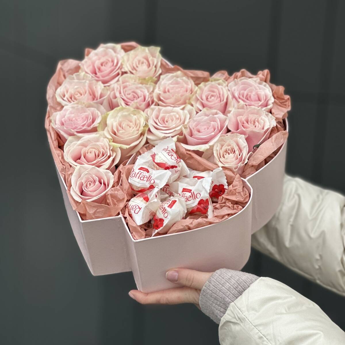 Коробка сердце Моя вселенная из 15 розовых роз и рафаэлло