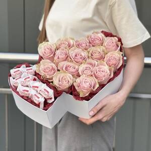 Коробка сердце Моя вселенная из 15 розовых роз и рафаэлло