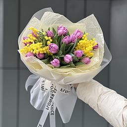Букет Луч Надежды из мимозы и пионовидных тюльпанов