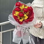 Букет Сочный Март из ранункулюсов и мимозы