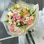 Букет Долгожданная Весна из роз сорта джульетта, эустомы, стифы, тюльпанов, гвоздики и мимозы