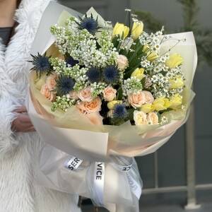 Букет ДНК Весны из тюльпанов, сирени, танацетума, эрингиума и кустовых роз