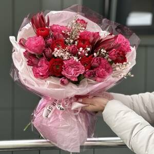 Букет Начало Любви из красных ранункулюсов, розы кантри, генисты, тюльпанов рэд принцесс и леукодендрона