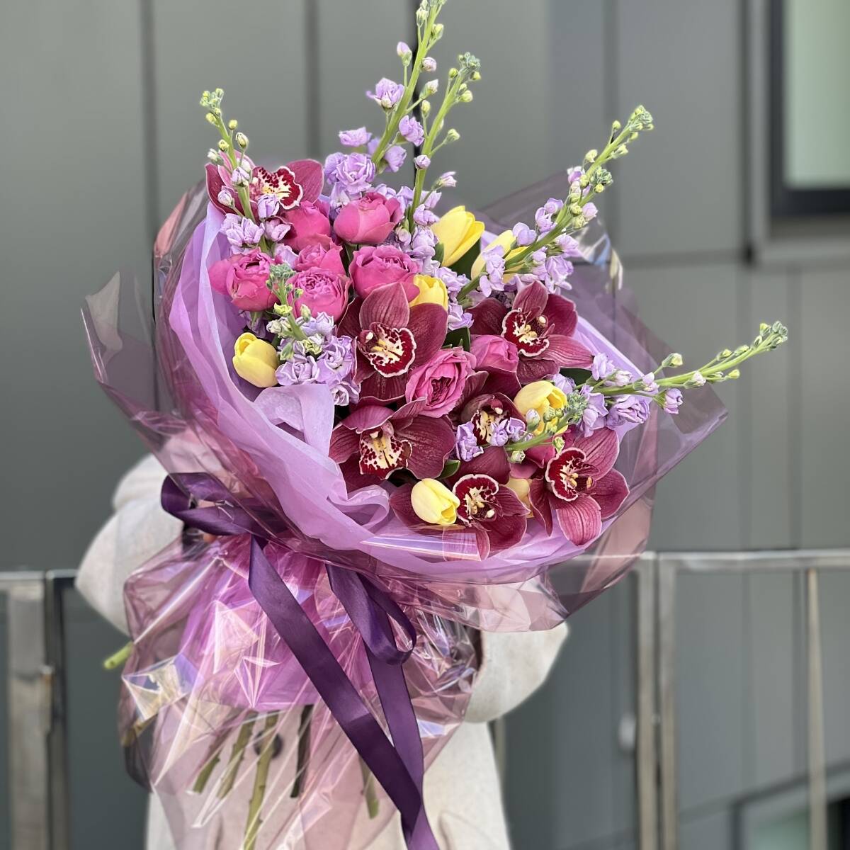 Букет Цветочные Леденцы из маттиолы, цимбидиума, тюльпанов и кустовой пионовидной розы