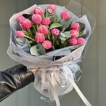 Букет Сладкий из 19 пионовидных тюльпанов сорта колумбус и эвкалипта