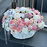 Корзина Цветочное облако  из пионовидных роз сорта джульетта, морнинг стар, диантусов, эустомы и озотамнуса