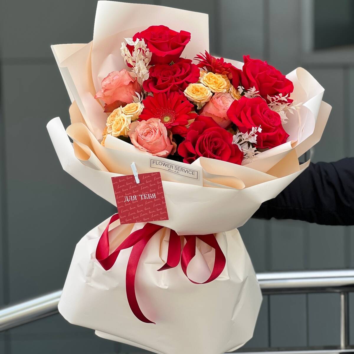 Букет Сияющая любовь из красных роз,роз сорта Кахала ,гербер, кустовых роз и рускуса