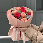 Букет Дыхание пламени из 9 красных роз и роз сорта кахала, эвкалипта