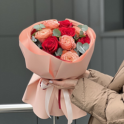 Букет Дыхание пламени из 9 красных роз и роз сорта кахала, эвкалипта