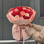 Букет Дыхание пламени из 15 красных роз и роз сорта Кахала