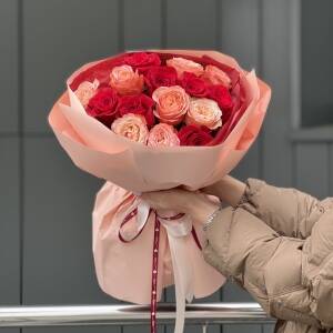 Букет Дыхание пламени из 15 красных роз и роз сорта Кахала