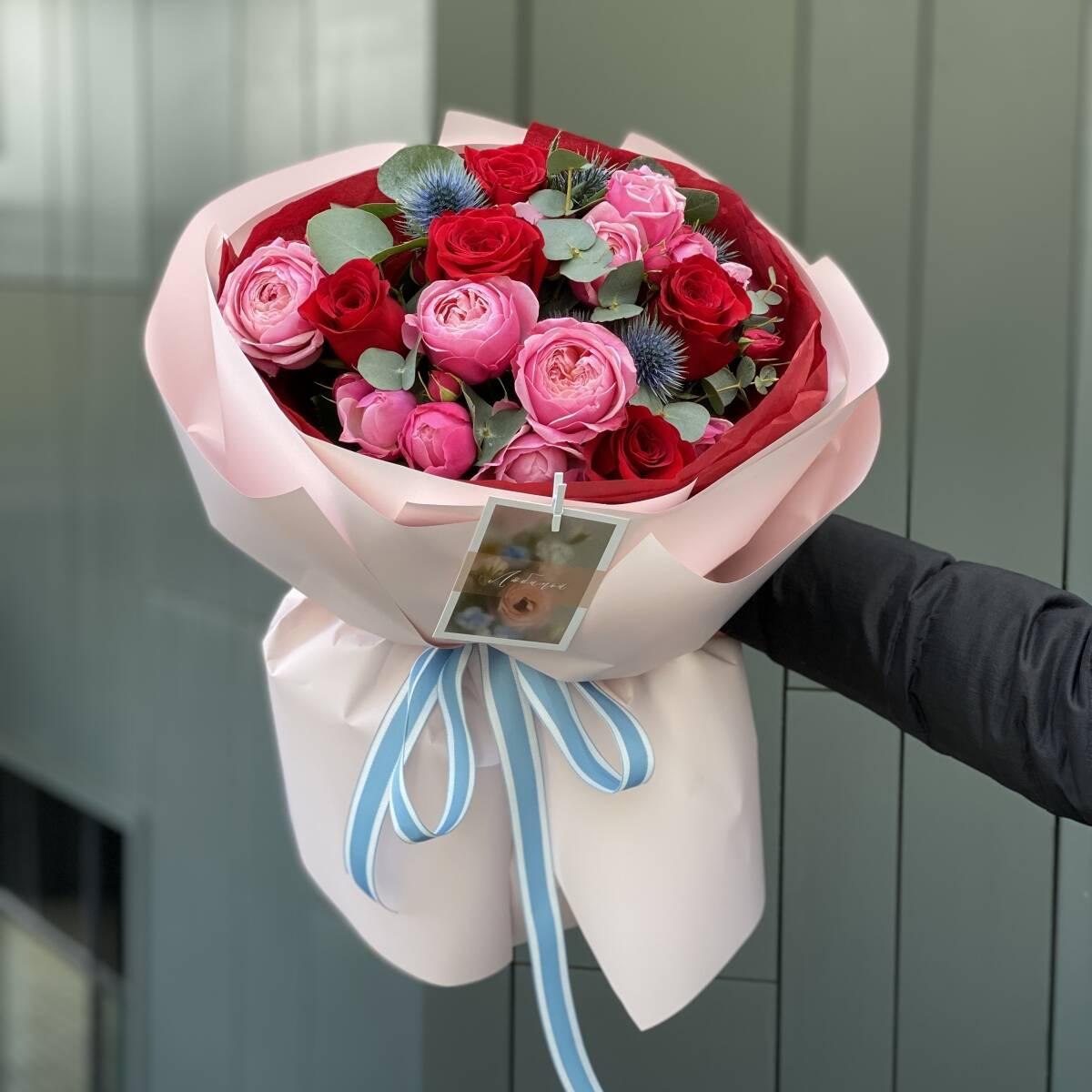 Букет Манифест Любви из роз сорта Фридом, кустовых роз и эрингиума