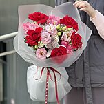 Букет Признание из одноголовых и пионовидных роз, эустомы и крашеной скиммии