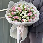 Букет Сладость из 65 белых и розовых тюльпанов