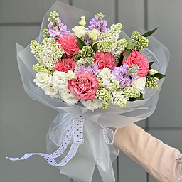 Букет Садовый Аромат из сирени, маттиолы, эустомы, скиммии и роз