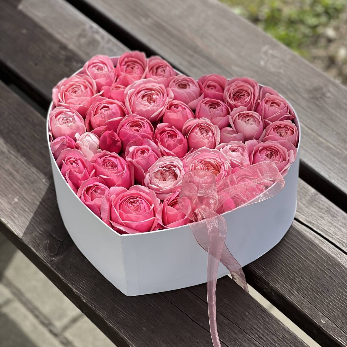 Коробка сердце Скарлет М из пионовидных кустовых роз