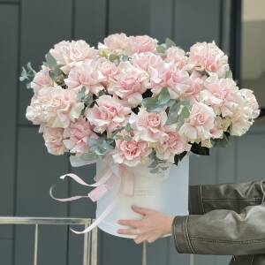 Коробка Розовый бархат из 45 французских роз и эвкалипта