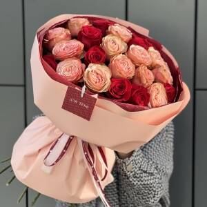 Букет Дыхание пламени из 25 красных роз и роз сорта Кахала