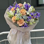 Букет Созвездие Любви из розы Капучино, ирисов, сирени и эвкалипта