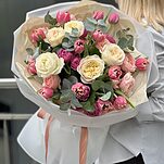 Букет Весенний Колорит из одноголовых и кустовых пионовидных роз, тюльпанов и эвкалипта