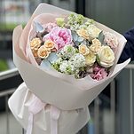 Букет Мелодия Цветов из сирени, роз,  эустомы, скиммии и пиона