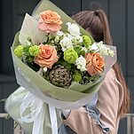 Букет Дыхание леса из роз сорта Капучино, вибурнума, артишока и зелени