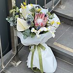 Букет Современная утонченность из белых ирисов, протеи, эрингиума и зелени