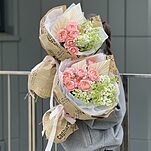 ДуоБукет Долгожданное Свидание из сирени, кустовой пионовидной розы джульетта и листьев