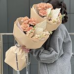 ДуоБукет Флюиды Любви из розы сорта капучино, маттиолы и листьев пальмы