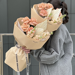 ДуоБукет Флюиды Любви из розы сорта капучино, маттиолы и листьев пальмы