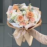 Букет Аделаида из эустомы , кустовых роз, маттиолы, диантуса, роз сорта капучино и охара