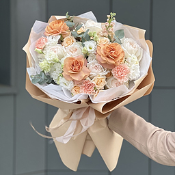 Букет Аделаида из эустомы , кустовых роз, маттиолы, диантуса, роз сорта капучино и охара