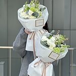 Букет После дождя из сирени, гвоздик, вибурнума и эвкалипта