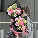 Букет Фиеста из протеи, кустовой пионовидной розы, эустомы, вибурнума и оксипеталума